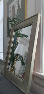 Vægspejl, b: 46 h: 61, Sølvfarvet vægspejl i antikt look. 
Mål: 46x61 cm inklusiv ramme
