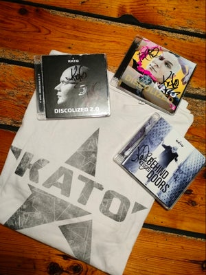 Kato : Pakke med signerede albums + en T-shirt str.Large., electronic