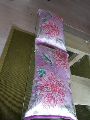 Pyntepuder, Puder

Pyntepuder

Mål: 50x 27 cm
Pyntepuder i silke i flotte pastelfarver, der er kun 2