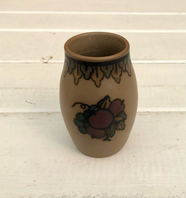 Keramik, Hjorth vase, Hjorth krukke- vase. Højde 10,5 cm. Diameter 6 cm. Pris 120 kr.               