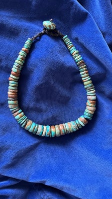 Halskæde, halvædelsten, Smuk og unik halskæde i tibetanske turkiser. Vægt 117gr. Længde 39 cm. Skal 