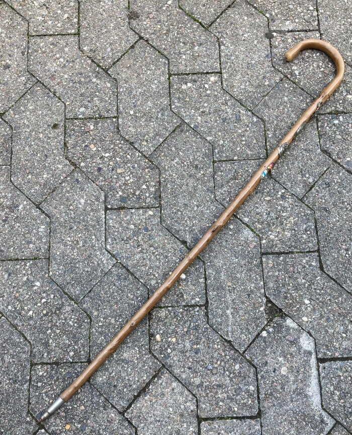 Gammel træstok med metalmærker og metaldup – 82 cm