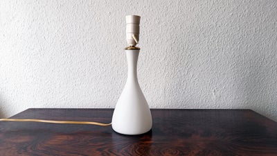 Lampe, Ukendt, Super elegant vintage bordlampe i hvidt mat / materet glas og top i messing. Sandsynl