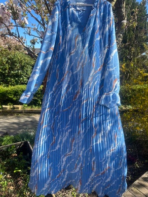 Anden kjole, Minus, str. S,  Blå,  God men brugt, Smuk plisse kjole
Kan sendes for 44kr
