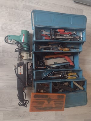 Andet håndværktøj, Værktøjskasse inkl diverse værktøj OG to stk elværktøj, stiksav fra Bosch, slibem