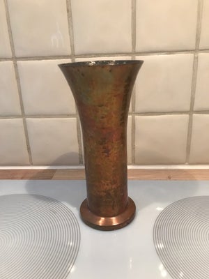 Vase, Kobbervase, Smuk ældre kobbervase. Måler H20 cm Ø9cm. Sælges for 350 kr. Se også mine andre an