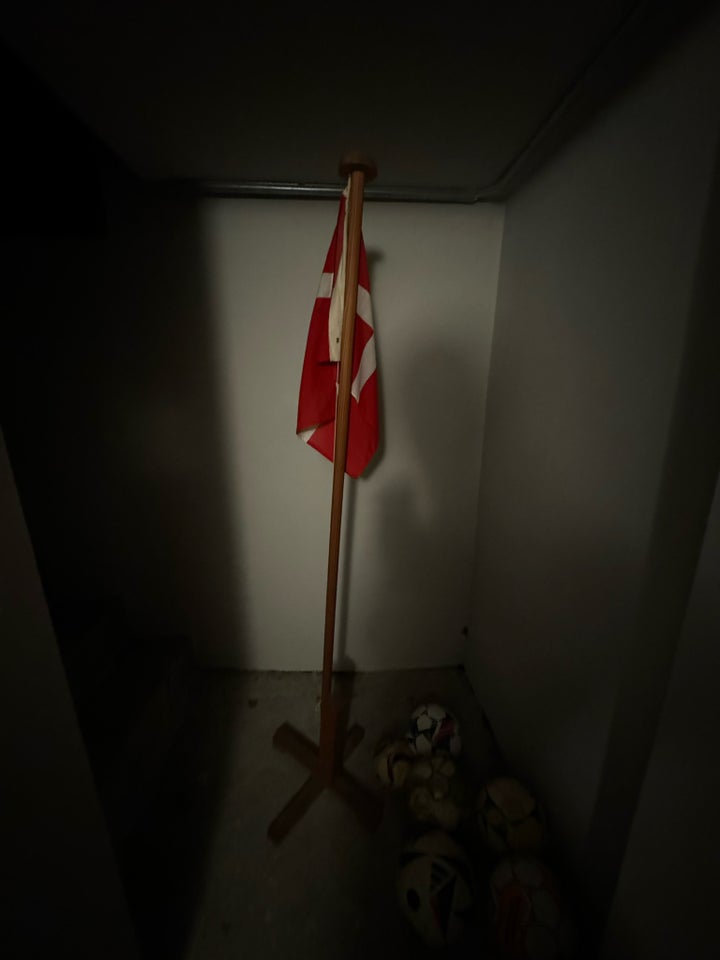 Flag på flagstang (ca. 180 cm)