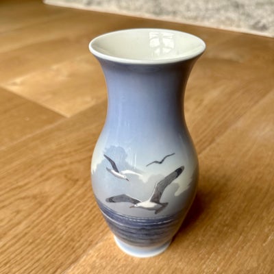 Vase, Vase, Royal Copenhagen, mågestellet, Mågestellet vase. Model 2289. Højde 18 cm. 
Motiv: måger,