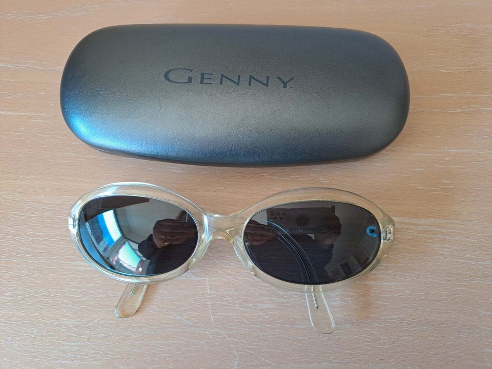 Solbriller dame, Mrk. Genny