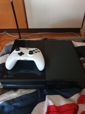 Xbox One, Sort, God, Hej jeg sælger denne Xbox One da jeg har købt en anden. Controller og Strømkabe