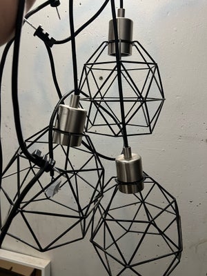 Lampeskærm, 2 stk Ukendt metal lamper, 3 stk metal loftslamper.
Opdatering - der er nu 2 stk tilbage