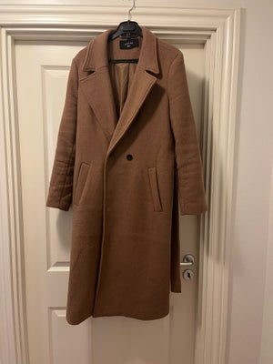 Trenchcoat, str. 40, Only,  Beige,  Næsten som ny, Beige frakke fra only 
Brugt meget lidt 
Str L

K