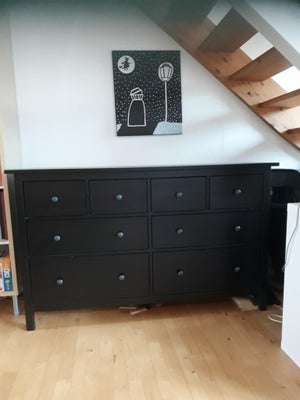 Kommode, fyrretræ, b: 160 d: 50 h: 96, Kommode med 8 skuffer søger nyt hjem.
Hemnes-kommode fra IKEA