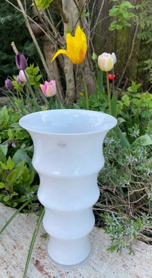 Glas, Vase, Holmegaard, Holmegaard Karen Blixen Vase Hvid, 31 cm

Karen Blixen vasen bringer et lill