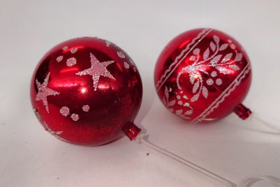 Julekugler i plast, 2 røde juletræs kugler i plast, med let patina. Sælges samlet.

D: 6 cm