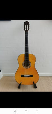 Klassisk, andet mærke MSA, Ubrugt 4/4 (39”) spansk / klassisk voksenguitar i naturfarve. Guitaren er