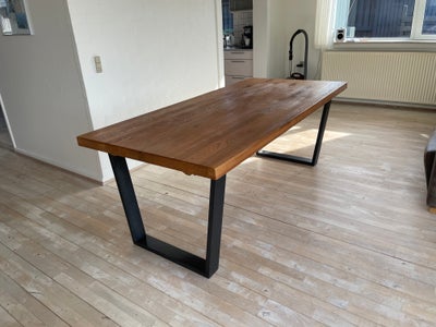 Spisebord, Træ, b: 94 l: 200, Spisebord i massivt træ og med stålstel.
3 år gammelt. Nypris 7.000 kr