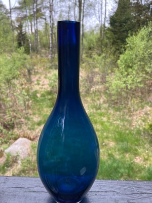 Glasvase, Flot slankt blå glasvase. 

Diameter i toppen 4 cm. 
“Om livet” 14 cm. 
40 cm høj 

Med mi