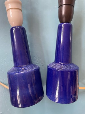Anden bordlampe, 2 stk Laoni keramik lamper. Skøn blå farve. De måler uden pære 24 cm. Hvis det ønsk