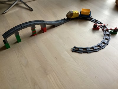 Lego Duplo, Elektrisk tog med skinner, Batteridrevet lokomotiv + vogn med tippelad, 8 buede skinner,