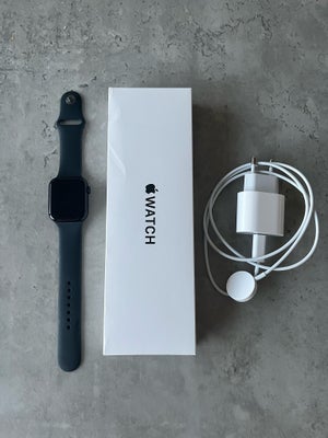 Smartwatch, Apple, Sælger Apple Watch SE 2nd gen med sportsrem i farven midnat. Der medfølger en fas