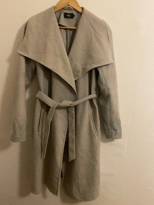 Frakke, str. 38, Only,  Grå,  God men brugt, Fin trenchcoat i str M.
Den er 102 cm lang.
Kan sendes 