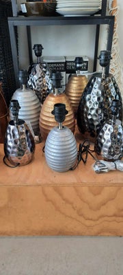 Lampe, Hedemann, Forskellige keramik og metal lamper
3 forskellige størrelser, pris som følger:

Lil