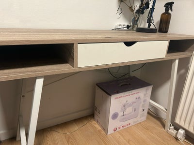 Skrivebord, Ikea, b: 120 d: 48 h: 77, Fint og enkelt skrivebord med en skuffe.

Der er overraskende 