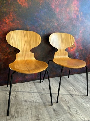 Arne Jacobsen, stol, Myren, Myrestole fra 2011 i smuk finer.
1 stk med blank stel og 1 stk med mat.
