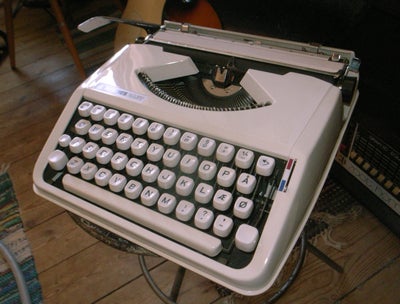 rejse skrivemaskine, Rigtig fin lille rejse maskine i god stand. Købt af mig fra ny cirka 1975. Deng