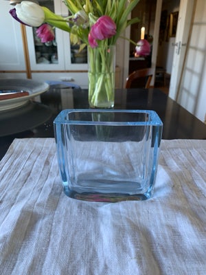 Glas, Vase, Aflang vase i tykt lyseblåt glas. Måler 12,5x12x6cm og er i fin stand. Pris kr 80

#23-0