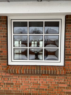 Bondehusvindue, plast, b: 150 h: 130, Vindue delt i 9 glas. Hvid plast ramme, termoglas, glassene er