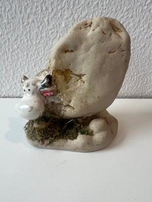 Keramik, Ko, Ko på græs :-)
H 12 cm. 
L 10 cm. 

