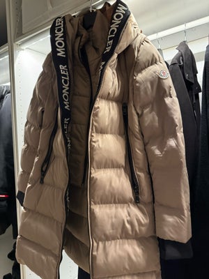 Jakke, str. XL, Moncler,  Beige ,  Næsten som ny,   Dame vinterjakke
 • Smuk og varm Moncler vinterj