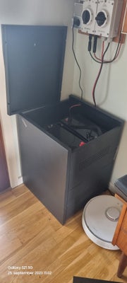 Solcelle, Batteri skab kabinet til ialt 4 store 12 volt batterier blybatteri eller lithium. I stål. 