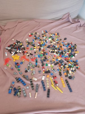 Lego blandet, Figurer/dele, En masse blandet figurer/figurer dele og tilbehør.
Enkelte dele kan have