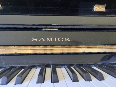 Klaver, Samick, Imperial German scale, Flot og stilfuldt blank skinnende sort klaver.
Kun brugt spor