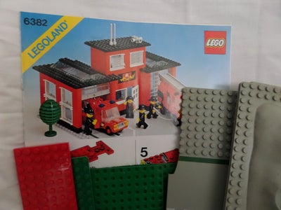 Lego City, LEGO, Vintage LEGO sælges:
BRANDSTATION. Rød med et par biler.
LEGO Lille grå båd med et 