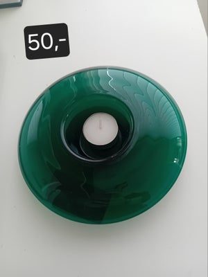 Glas, Lysestage, Fin lysestage i flot smaragdgrøn farve
Ingen skår og måler 18cm.