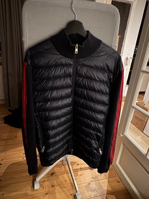 Jakke, str. XL, Moncler,  Rød og sort,  Næsten som ny, Sælger denne Moncler cardigan da jeg ikke får