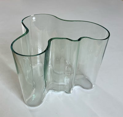 Glas, Vase, iittala Alvar Aalto, Smuk Alto-vase i en særlig svagt grøn farve.
16cm høj.  Flot velhol