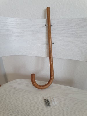 Stor knage - lavet af stok, Hjemmelavet knage af en gammel stok - med to skruer i samt to sæt rawplu