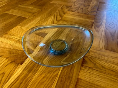 Glas, Fad, Holmegård, Smukt gammelt holmegårds glasfad, 27cm i diameter. Navn (Holmegård) og nummer 