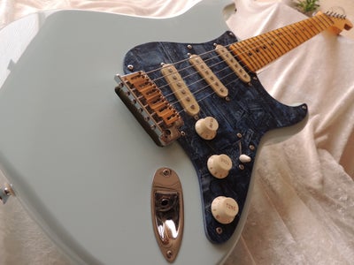 Elguitar, andet mærke Fender Strat Daphne Blue, NY GUITAR
God hardware og komponenter

HALS:
Maple w