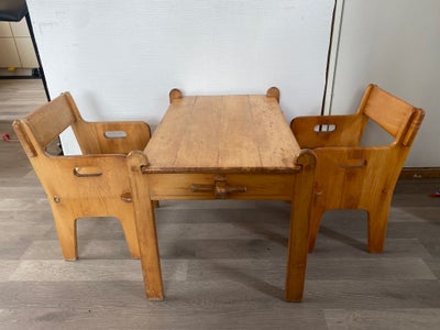 Hans J. Wegner, Klassisk bord samlet uden skruer og to stole lavet til Børge Mogensen tegnet af Hans