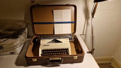 Skrivemaskine, Facit 1620, Retro skrivemaskine med tilhørende kuffert.
Bånd er noget tørre, så der b
