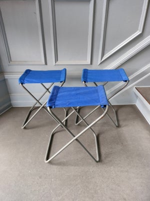 Stole, Små blå klapstole. 41 cm høj. Sædet måler 31x23. Blåt stofsæde.

25 kr. pr. stk.