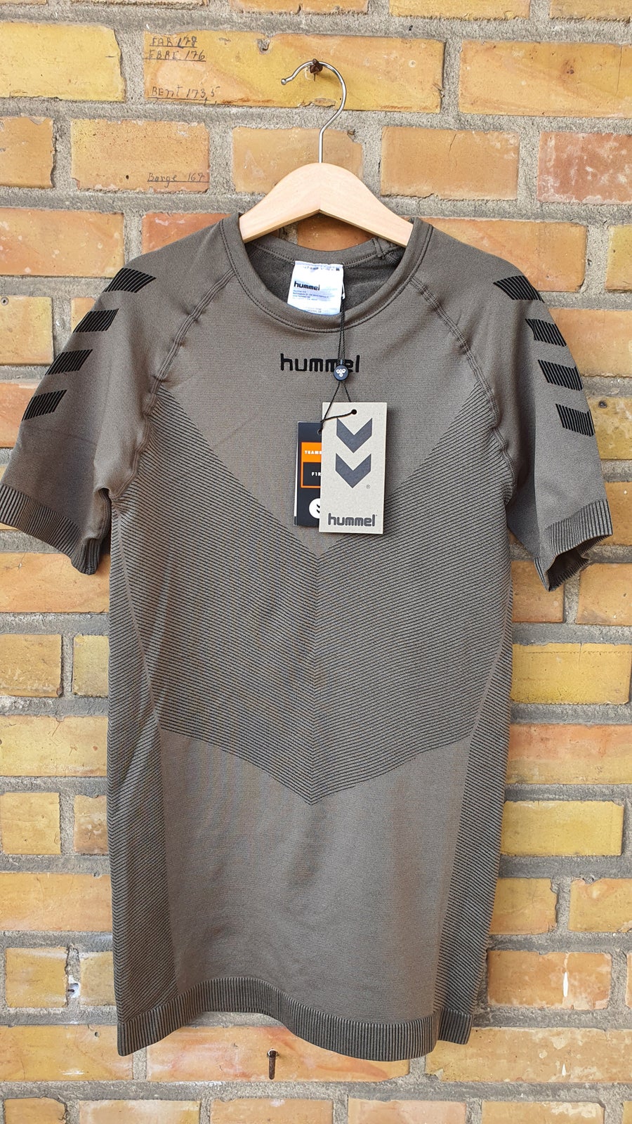 T-shirt, First Seamless Jersey SS, Hummel –  – Køb og Salg af Nyt og  Brugt