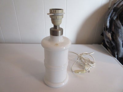 Lampe, Bordlampe, Holmegård, 
Mål: incl. fatning: Højde 32,5 cm.
Materiale: hvid opalglas
Fremstår i