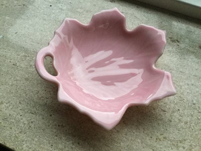 Porcelæn, Smykkeskål, Sød lyserød smykkeskål 
Form som et blad 
30,- 

D 8,5 cm 


Lille sød klovn i